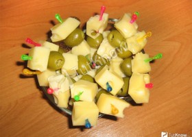 Оливки с сыром на шпажках — отличная закуска для праздничного стола