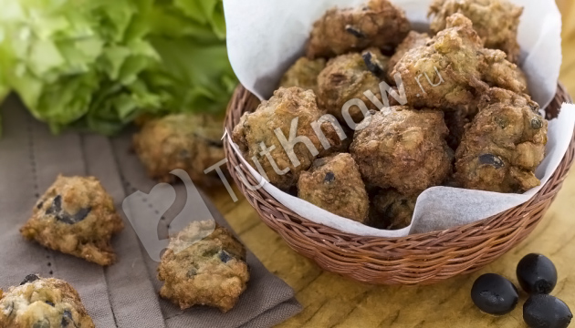 Блинчики с салатом эскариоль (эндивий) и маслинами