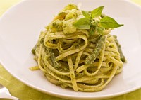 Спагетти с соусом песто, зелёной фасолью и картофелем