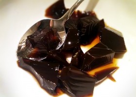 Трава желе (Grass Jelly) – чёрный традиционный китайский десерт