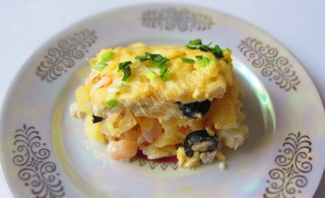 Салат креветки с ананасами и маслинами