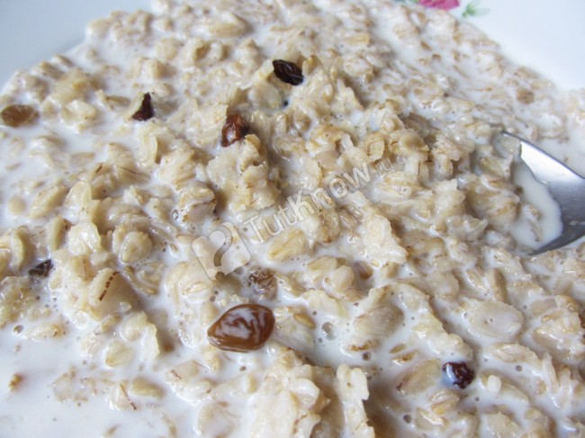 Овсяные хлопья с молоком и изюмом