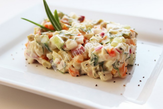 Салат с редисом, картофелем и огурцами