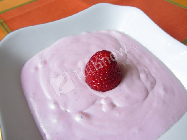 Творожный десерт с клубникой и бананом