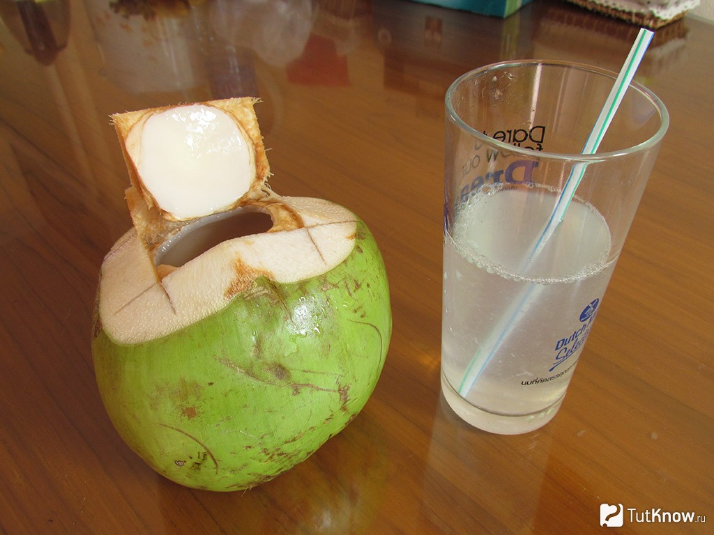 Сколько воды в кокосе. Кокосовый сок. Кокосовая вода. Кокосовая вода из кокоса. Сок свежего кокоса.