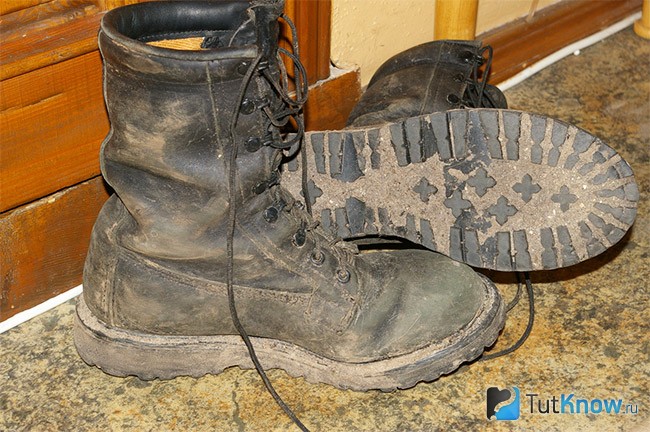 Причины неприятного запаха ног - грязная обувь