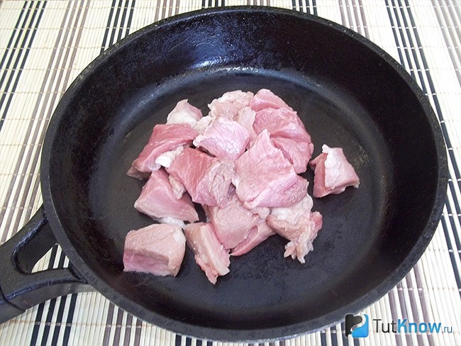 Свинина, запеченная в горшочках под сыром