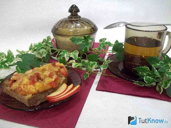 Горячий бутерброд с яблоками и сыром в микроволновке