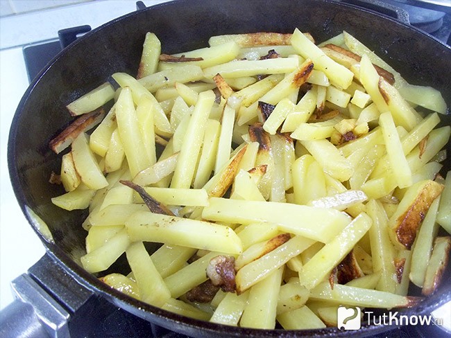 Картофель жарится в сковороде