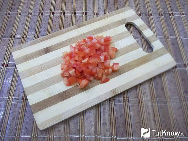Нарезанные помидоры мелкими кубиками