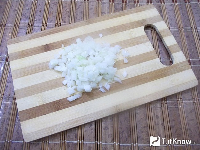 Нарезанный репчатый лук кубиками