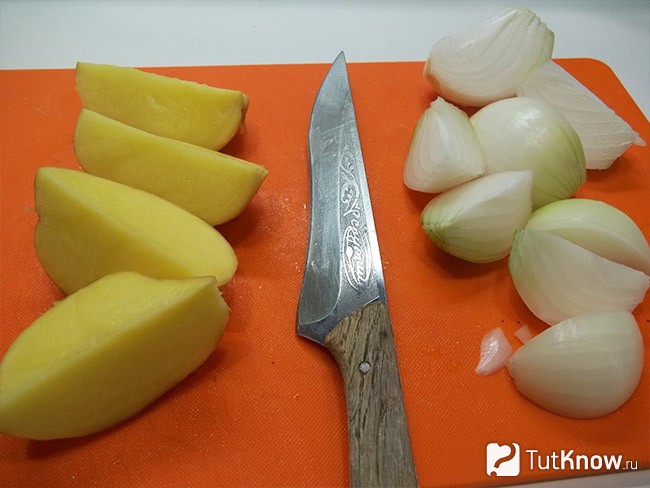 Шаг 1 - нарезанные картофель и репчатый лук