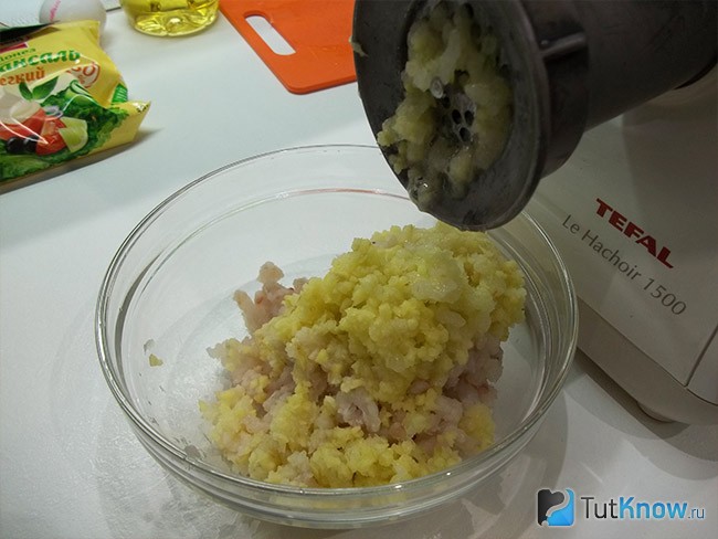 Шаг 2 - перекрученное филе окуня через мясорубку