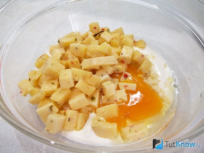 Сыр нарежьте кубиками и положите ко всем продуктам