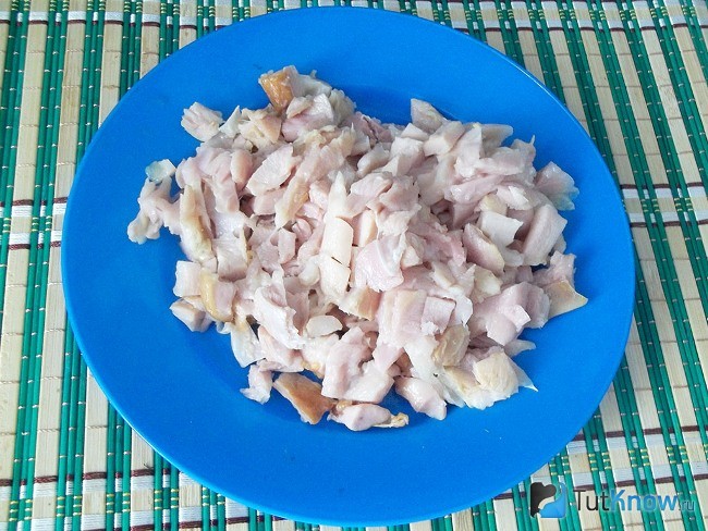 Мясо отделите от кости и нарежьте кусочками