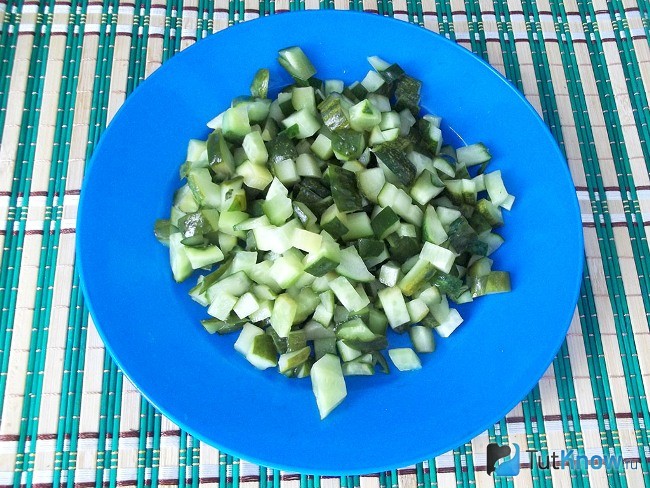 Маринованные огурцы нарежьте кубиками