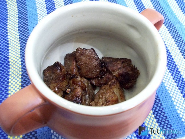 Мясо с луком в горшочке
