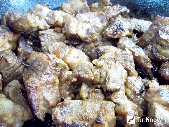 Мясо и лук жарятся до золотистости