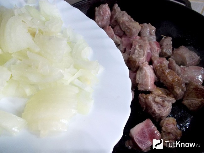 Лук добавляется в сковороду к мясу