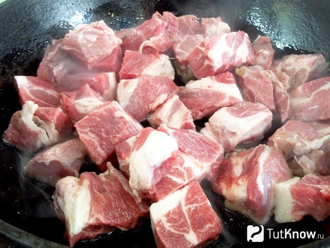 Мясо жарится на сковороде