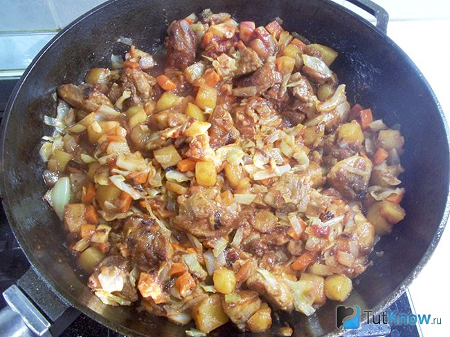 Все продукты тушится в сковороде