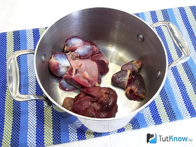 Куриные сердечки, желудки и печень в кастрюле