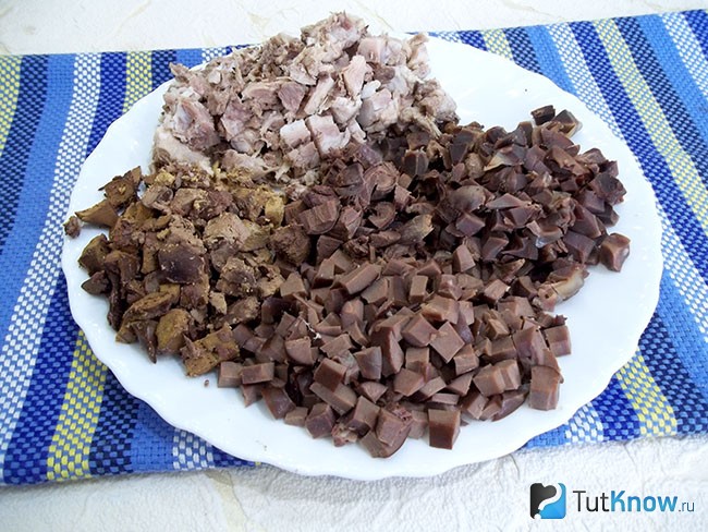 Нарезанные кубиками свиные почки и куриные желудки, сердце и печень