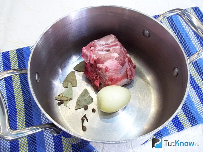 Мясо с репчатым луком и пряностями в кастрюле