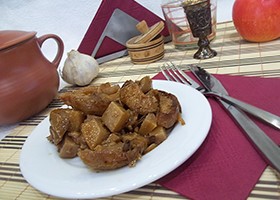 Картофель тушеный с яблоками в горшочках