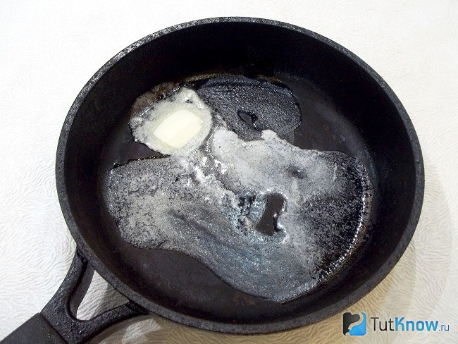 Масло растоплено на сковороде