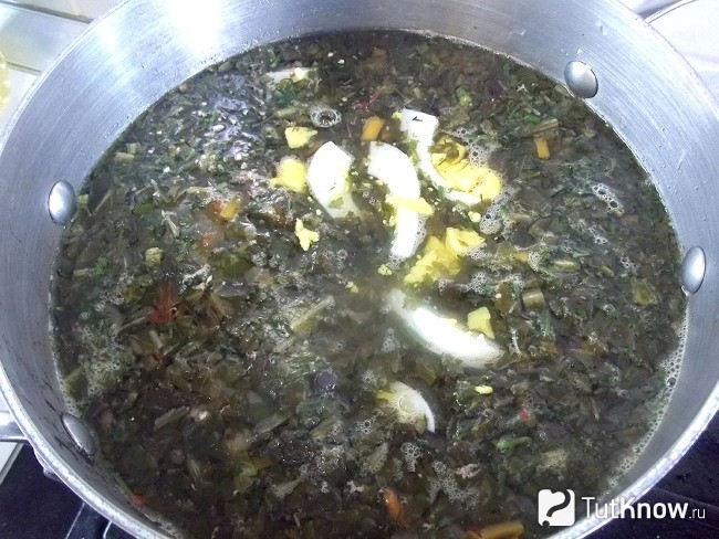 В кастрюлю с борщом добавлены яйца
