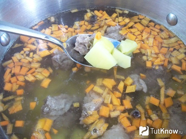 Картофель и морковь варятся в бульоне