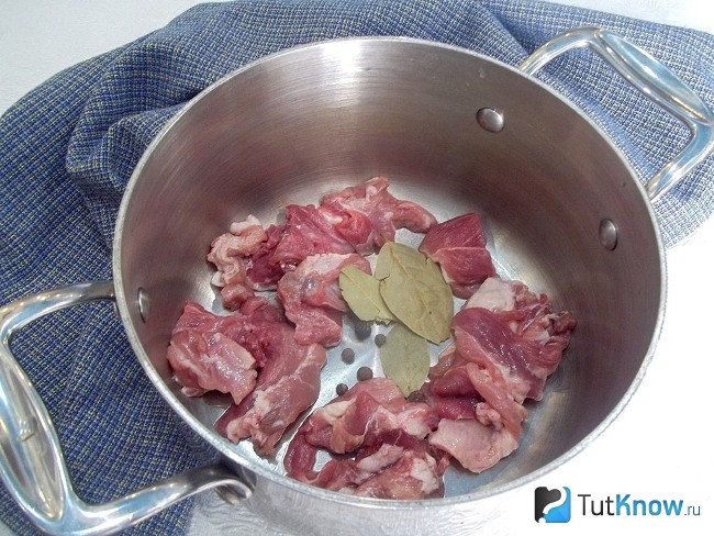 Нарезанное мясо в кастрюле