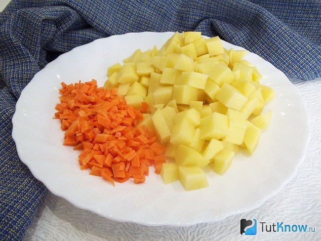Картофель и морковь нарезаны кубиками
