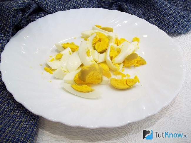 Отваренные яйца нарезаны кубиками