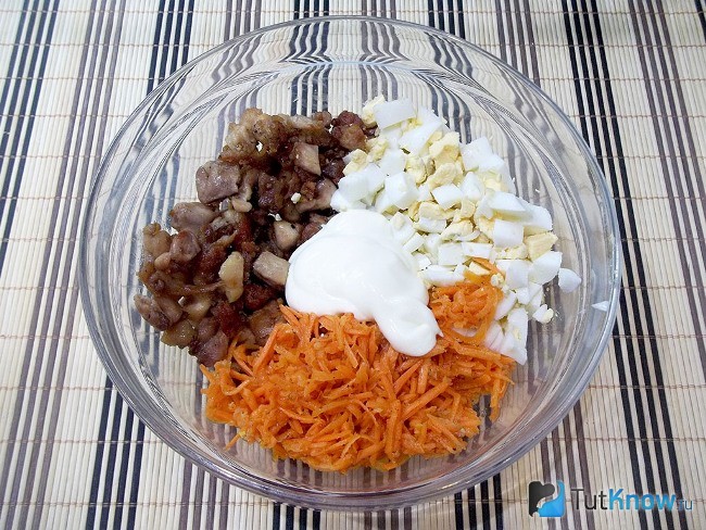 К мясу, яйцам и моркови добавлен майонез