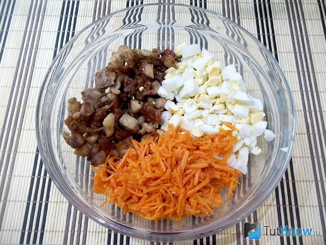 Жареное мясо, нарезанные яйца и морковь соединены в емкости