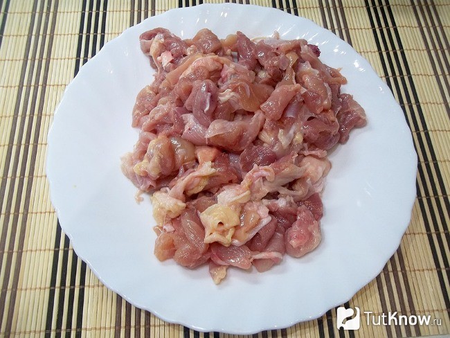 Нарезанное мясо кусочками