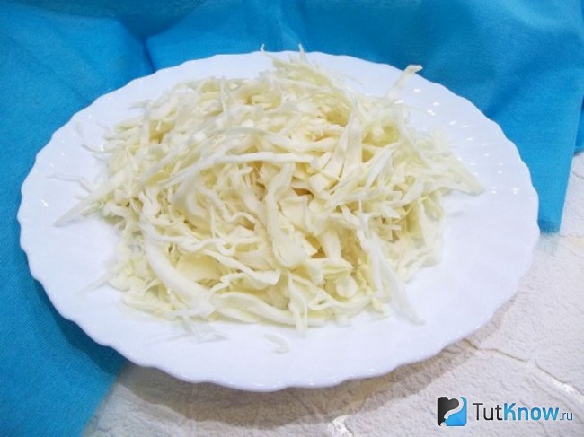 Капусту мелко нашинкуйте