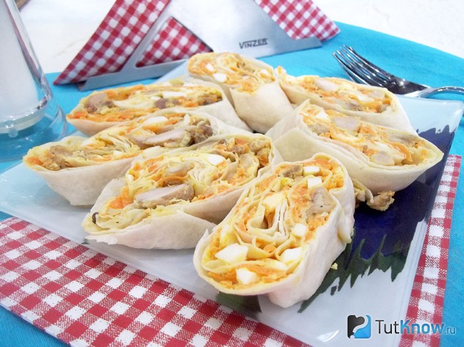 Приготовленный рулет из лаваша с курицей