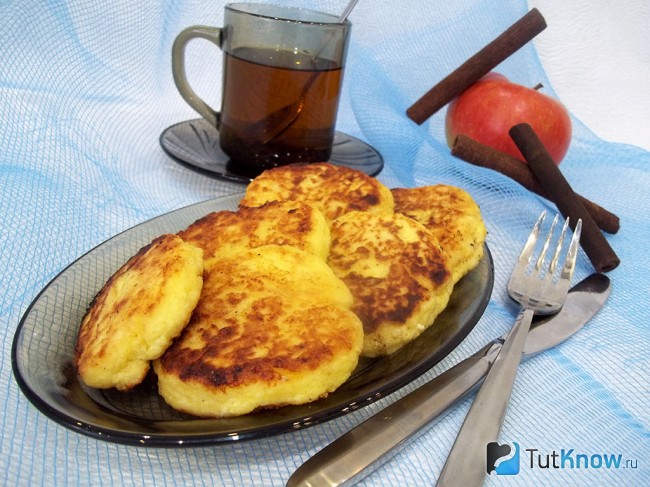 Приготовленные яблочные сырники