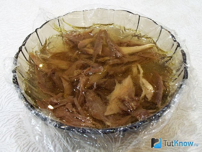 Мясо и бульон разлиты по формам для застывания