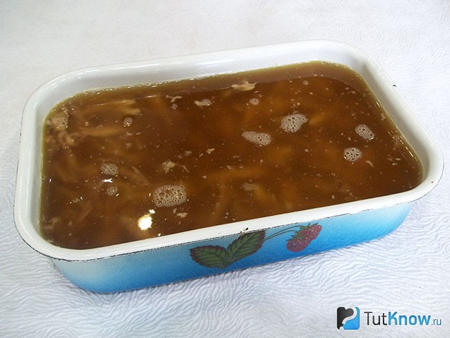 Мясо и бульон разлиты по формам для застывания