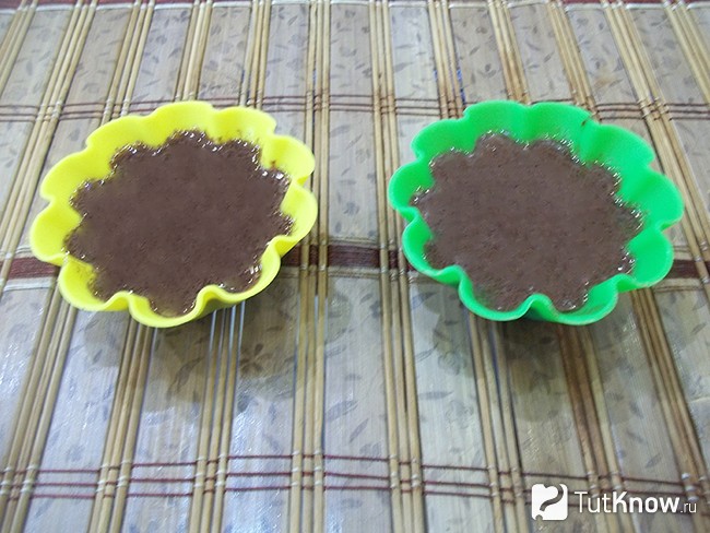 Шоколадное масло разлито по формочкам для застывания