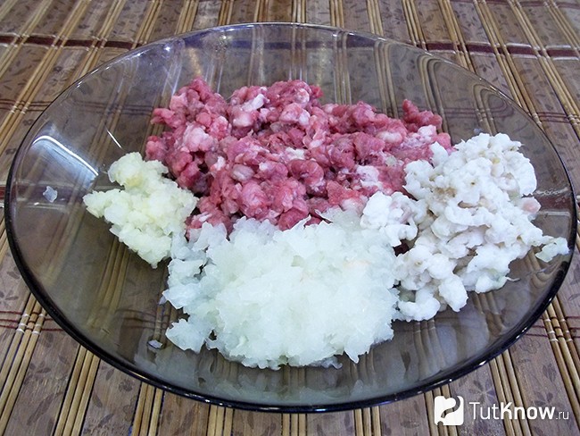 К мясному фаршу добавлено перекрученный лук, сало и выдавлен чеснок