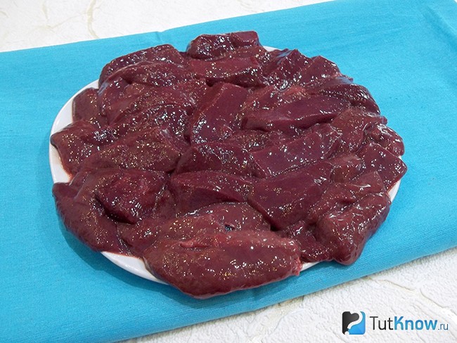 Печень нарезана кусочками