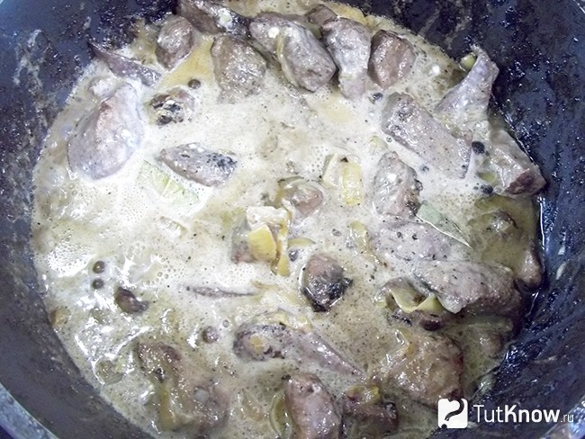 К печени с луком добавлена сметана