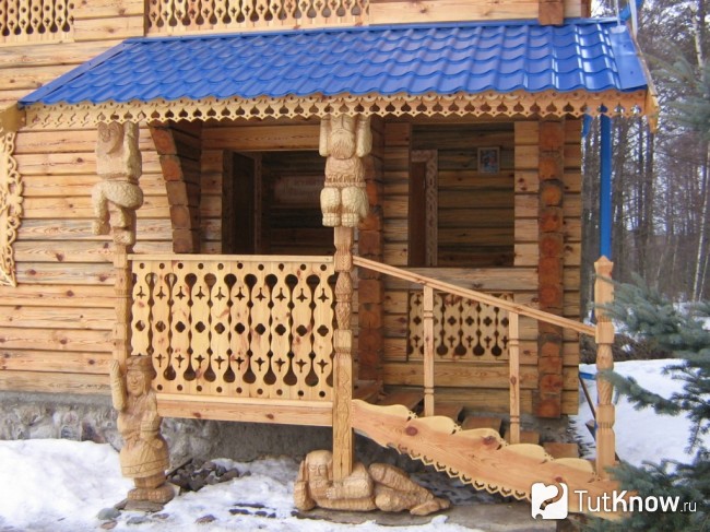 Деревянное крыльцо с фигурными опорами для козырька в баню