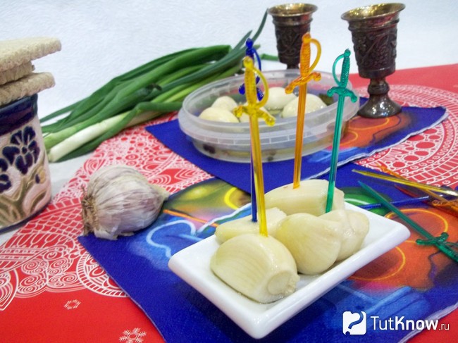 Маринованный чеснок на шпажках