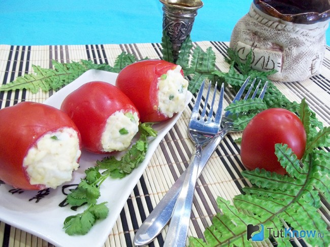 Томаты фаршированные сыром и чесноком
